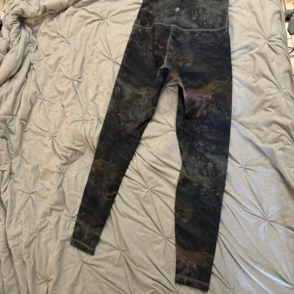Like New!  EUC Lululemon Wunder Under Radiant Multi Leggings, Size 6 - Picture 7 of 7